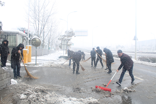 齐心协力 铲雪除冰 国信人在行动！
